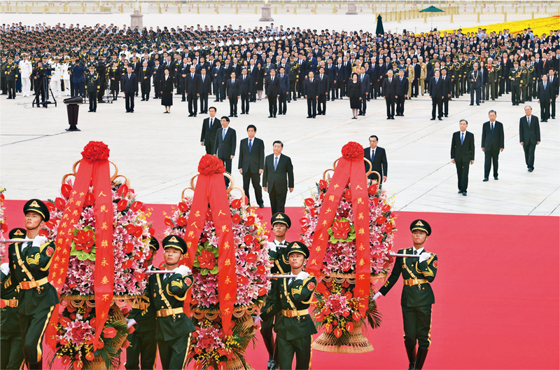 2021年9月30日上午，黨和國家領(lǐng)導(dǎo)人習(xí)近平、李克強(qiáng)、栗戰(zhàn)書、汪洋、王滬寧、趙樂際、韓正、王岐山等來到北京天安門廣場，出席烈士紀(jì)念日向人民英雄敬獻(xiàn)花籃儀式。 新華社記者 張領(lǐng)/攝