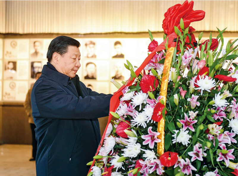 2016年2月1日至3日，中共中央總書記、國家主席、中央軍委主席習(xí)近平來到江西，看望慰問廣大干部群眾和駐贛部隊。這是2月2日，習(xí)近平在井岡山革命烈士陵園向革命烈士敬獻(xiàn)花籃。 新華社記者 謝環(huán)馳/攝