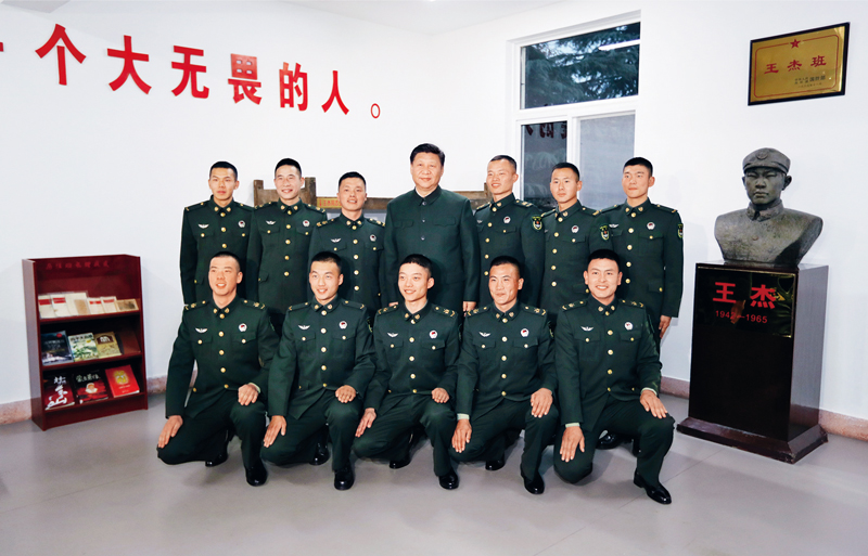 2017年12月13日，中共中央總書記、國家主席、中央軍委主席習(xí)近平到第71集團(tuán)軍視察。這是習(xí)近平同“王杰班”戰(zhàn)士合影。 新華社記者 李剛/攝