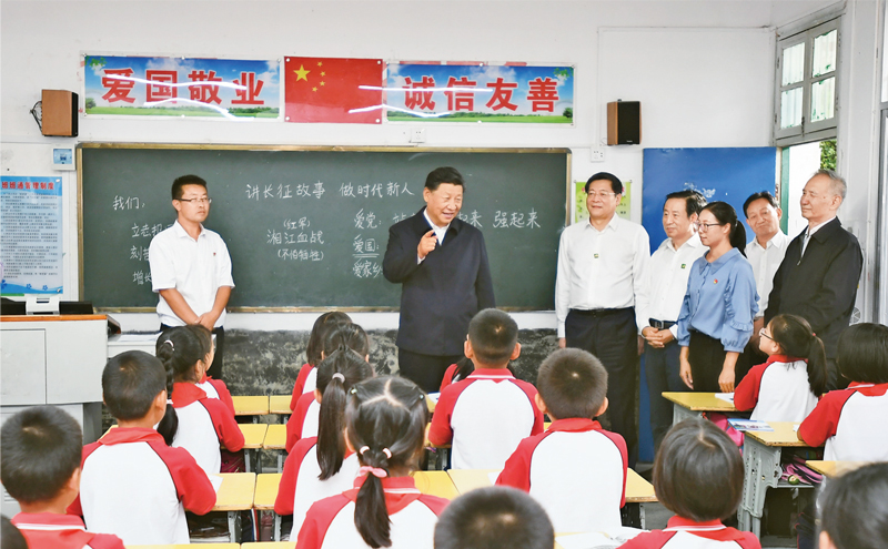 2020年9月16日至18日，中共中央總書記、國家主席、中央軍委主席習(xí)近平在湖南考察。這是16日下午，習(xí)近平在郴州市汝城縣文明瑤族鄉(xiāng)第一片小學(xué)，同正在上思政課的同學(xué)們親切交流。 新華社記者 謝環(huán)馳/攝