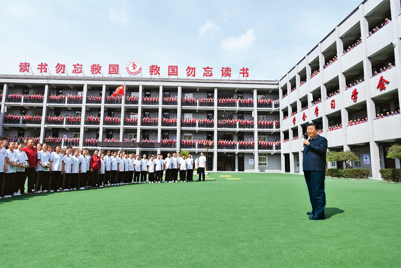 2021年9月13日至14日，中共中央總書記、國家主席、中央軍委主席習(xí)近平在陜西省榆林市考察。這是14日上午，習(xí)近平在綏德實(shí)驗(yàn)中學(xué)考察時，同師生親切交流。 新華社記者 謝環(huán)馳/攝